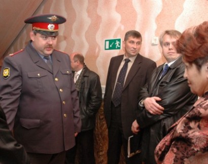 Представители претендентов на спорные корпуса - Василий Горчаков (второй справа) и Антонина Каргалина (первая справа).