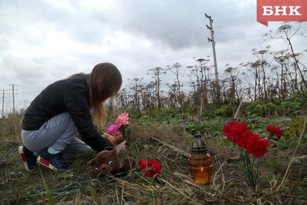 К месту ДТП с двумя погибшими в Читу приносят игрушки и цветы