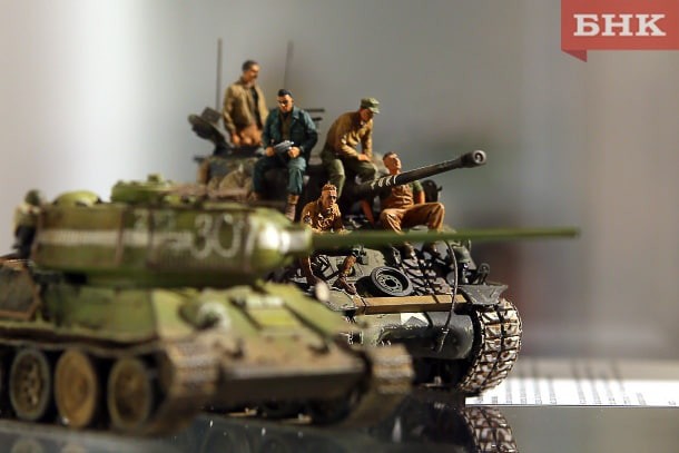 Розовый Fiat в окружении танков: в Сыктывкаре устроили парад мини-копий военной техники