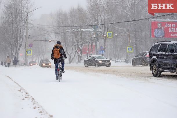 В Сыктывкаре снегопад затруднил движение автомобилей