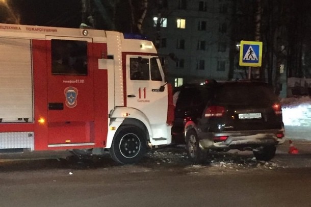 Народный корреспондент: «В столице Коми пожарная машина протаранила иномарку»