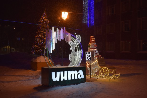 В Инте появились светящиеся медведь, снеговик и Дед Мороз