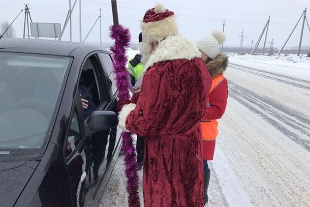 Дед Мороз и Баба Яга останавливали автомобили возле села Усть-Вымь