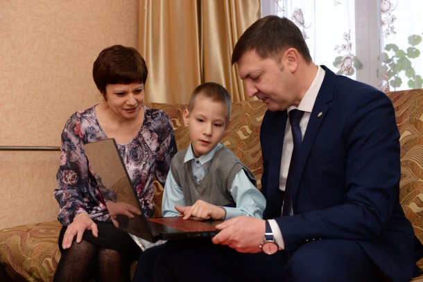 «Мечтай со мной»: сосногорец Кирилл Жаренков получил ноутбук в подарок на Новый год