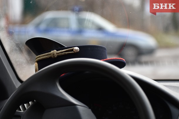 Вуктылец оставил пять тысяч рублей в полицейской машине и получил уголовное дело
