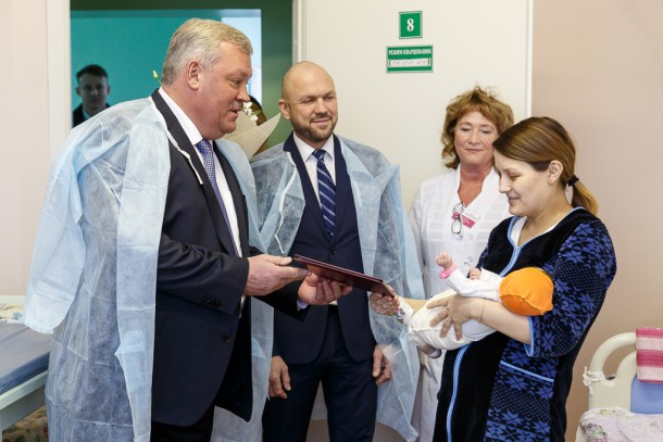 Сергей Гапликов вручил первые сертификаты на региональный семейный капитал при рождении первенца