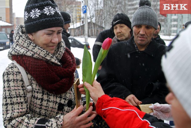 В столице Коми 8 марта бездомным женщинам дарили цветы и сладости