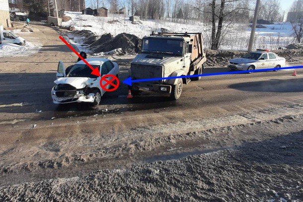 В Сыктывкаре при столкновении иномарки с грузовиком пострадала женщина