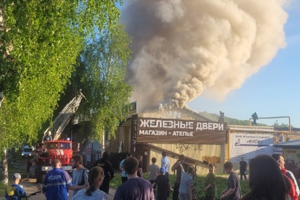 Дознаватели выясняют причину пожара в здании на улице Гаражной в Сыктывкаре