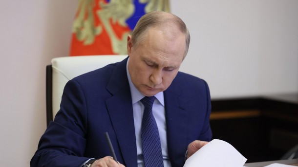  Владимир Путин поручил решить проблему недостроев в стране за полтора-два года