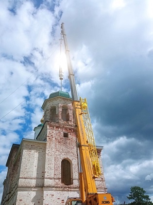 В Лялях установка купола на Богоявленский храм стала «историческим событием»