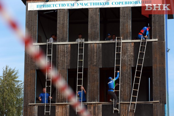 «Движение вверх»: в Сыктывкаре проходят соревнования по пожарному спорту