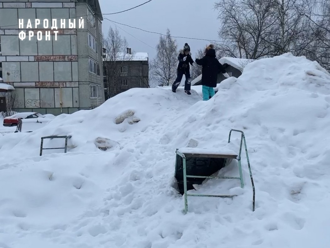 В Выльгорте нашли опасную снежную гору