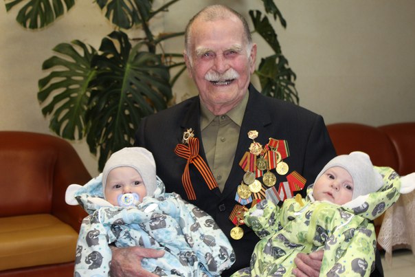 В фотоконкурсе БНК лидирует фотография ветерана с правнуками 