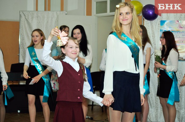 В женской гимназии Сыктывкара прозвучал последний звонок для сильного класса 