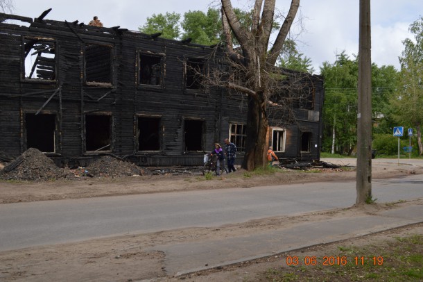 В Лесозаводе не торопятся сносить обгоревшие развалины - жители