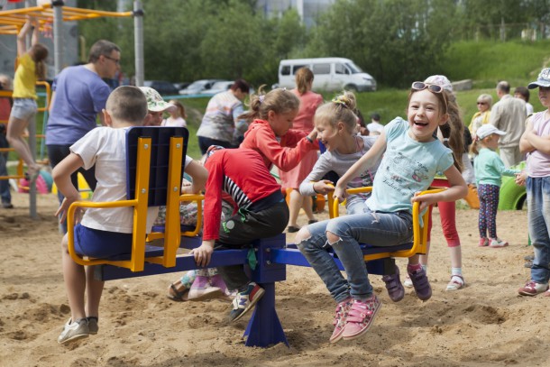 Ухтинский НПЗ подарил детям игровой городок