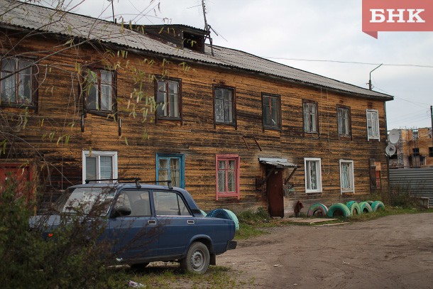 Жильцы деревянного общежития в Сыктывкаре требуют признать их дом аварийным