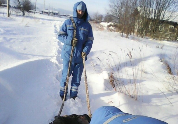 В Сысольском районе медики «скорой» вытянули пациента по снегу на своих плечах