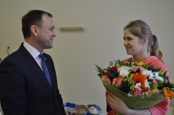Министр здравоохранения Коми поздравил жительницу Сыктывкара с рождением тройни 