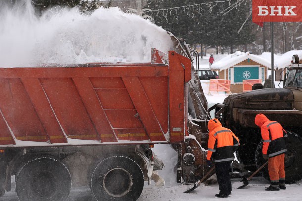 К вывозу снега с улиц Сыктывкара  привлекается дополнительная техника