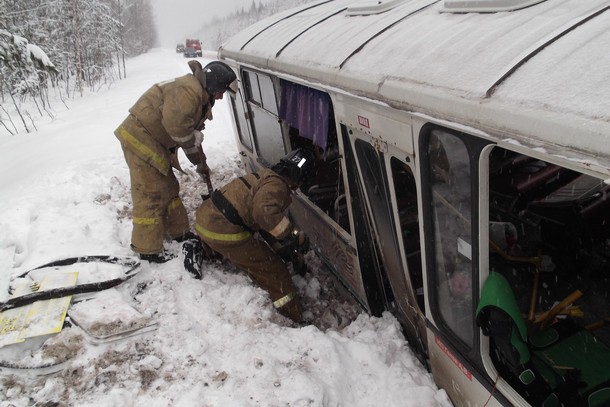 В аварии с пассажирским автобусом на Удоре пострадали 24 человека