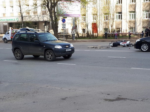 В Сыктывкаре водитель иномарки не уступил дорогу мотоциклисту