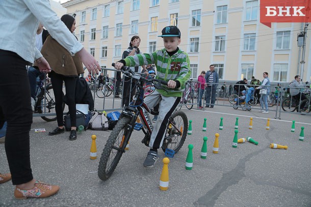 Юные велосипедисты Сыктывкара показали свои навыки вождения