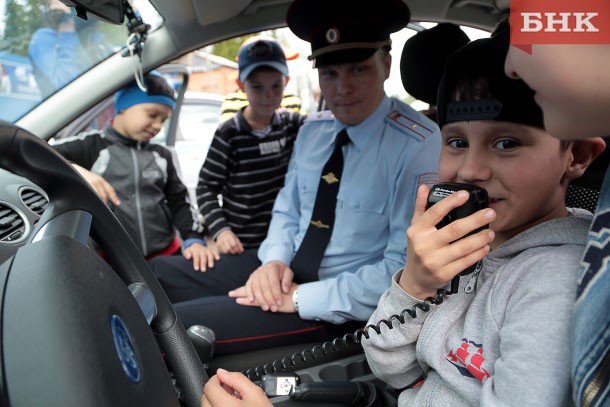 Автоинспекторы Коми устроили для сыктывкарских детей «Безопасные каникулы»