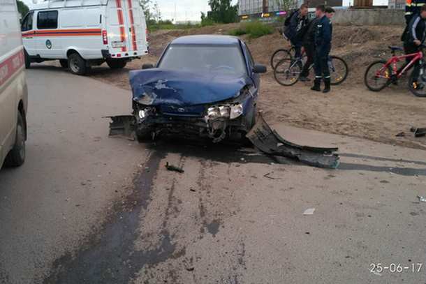В Сыктывкаре возле «Макси» в лобовую столкнулись два автомобиля