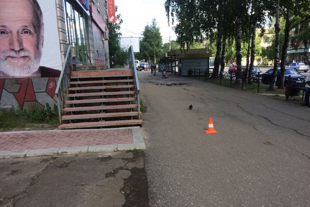 В Сыктывкаре разыскивают велосипедиста, сбившего ребенка на тротуаре