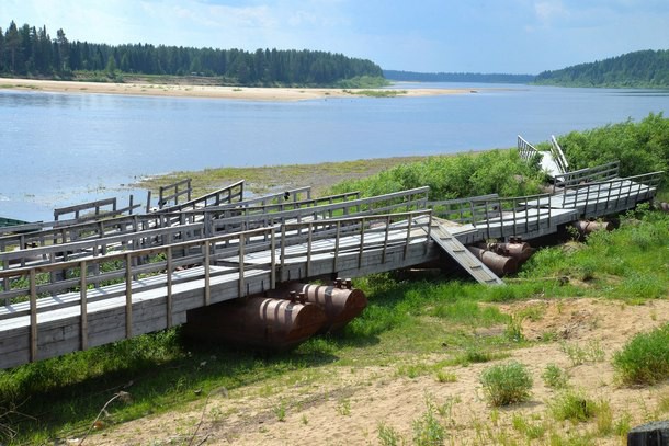 Народный корреспондент: «Этим летом понтонный мост в Кослане остался ржаветь на берегу»