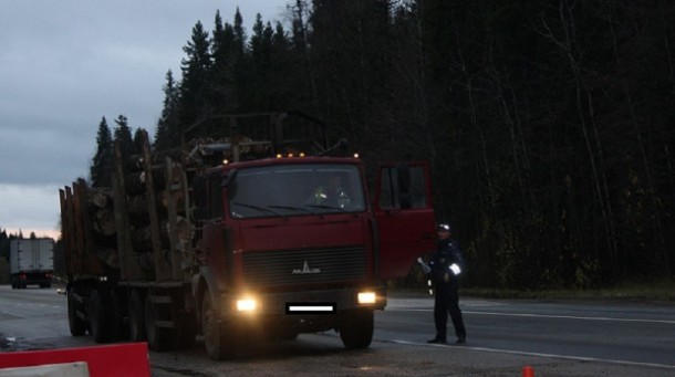 Автоинспекторы Коми проверяют лесовозы