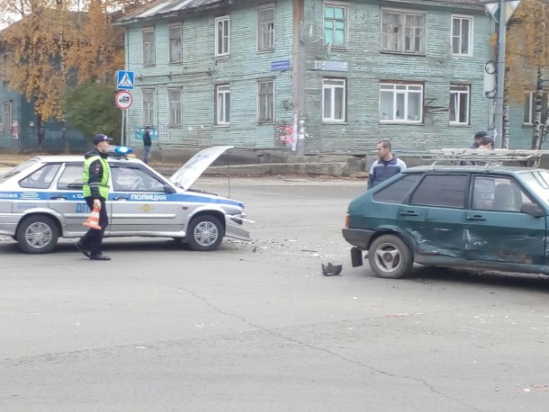 В Сыктывкаре попал в аварию автомобиль ДПС
