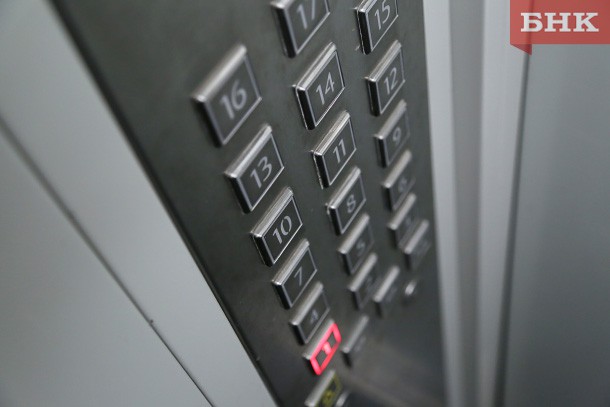 Сыктывкарец заблокировал в лифте похитителей батарей
