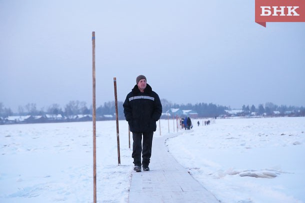 В сыктывкарском местечке Алешино открыли ледовую пешеходную переправу