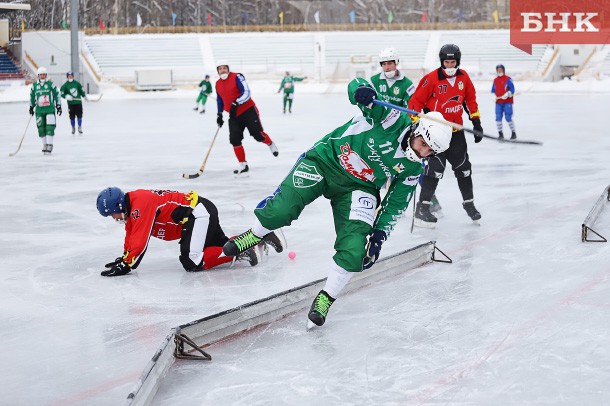 В Сыктывкаре продолжается первенство города по хоккею с мячом