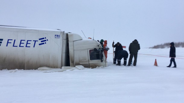 На ледовой переправе «Печора–Озёрный» провалился под лед 40-тонный МАЗ 