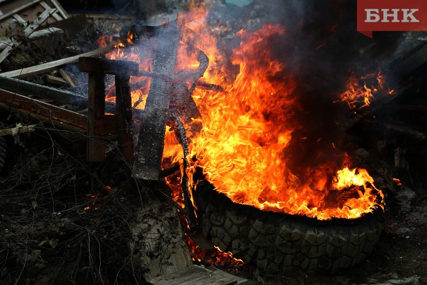 На пожаре в Сосногорске серьезно пострадал пожилой мужчина