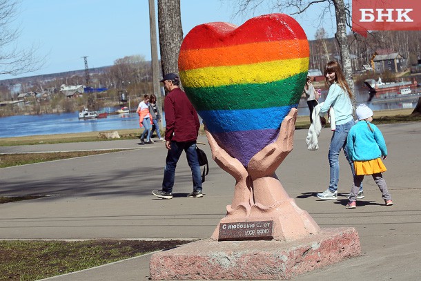Фотофакт: вандалы раскрасили скульптуру сердца в Кировском парке