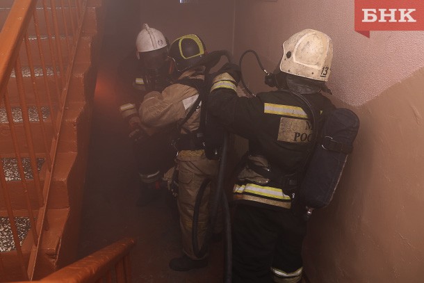 В многоквартирном доме в Воркуте неизвестный устроил поджог в подъезде
