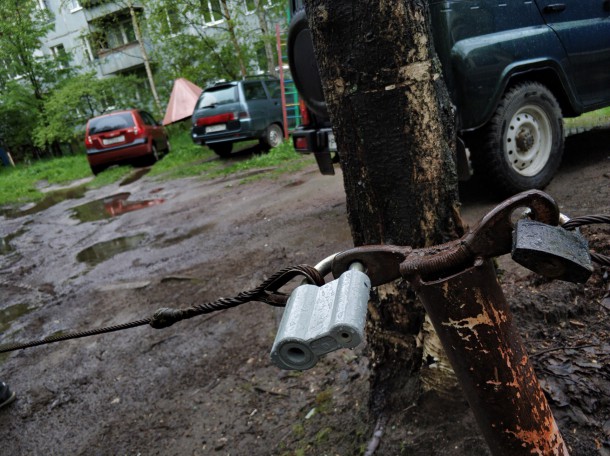 Народный корреспондент: «В сыктывкарском дворе водители устроили парковку на детской площадке»