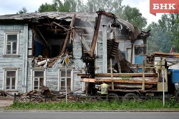 В Сыктывкаре снесли столетнее общежитие