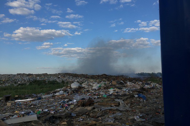 В Усинске продолжают бороться с пожаром на городской свалке