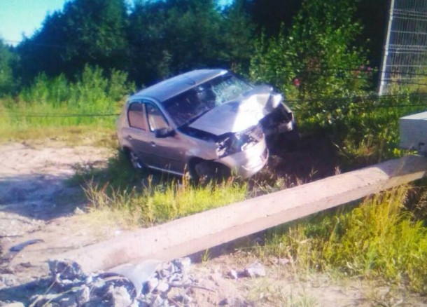 В Сыктывкаре после аварии опора ЛЭП упала на припаркованную иномарку