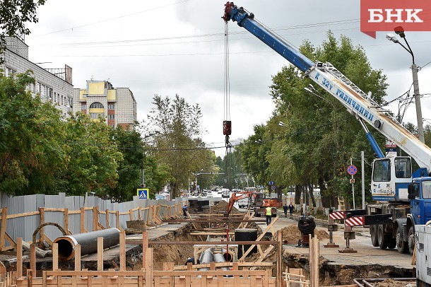 На  месте реконструкции теплосети в центре Сыктывкара начали укладывать новые трубы