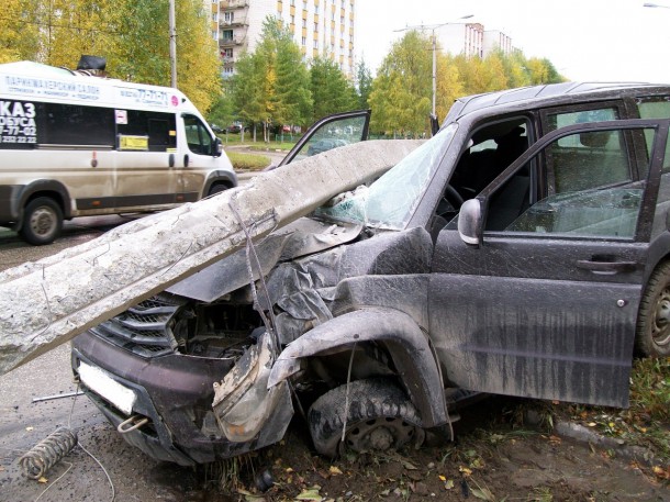 В Ухте водитель УАЗа ушел от лобового столкновения и врезался в столб 