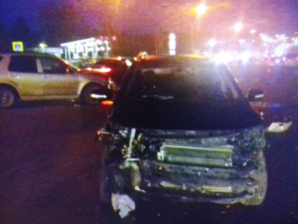 В Сыктывкаре иномарка сбила пешехода и врезалась в две машины