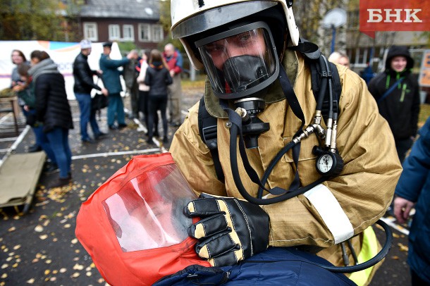 Боевая одежда, газ и бинты: журналисты Коми испытали на себе снаряжение пожарных