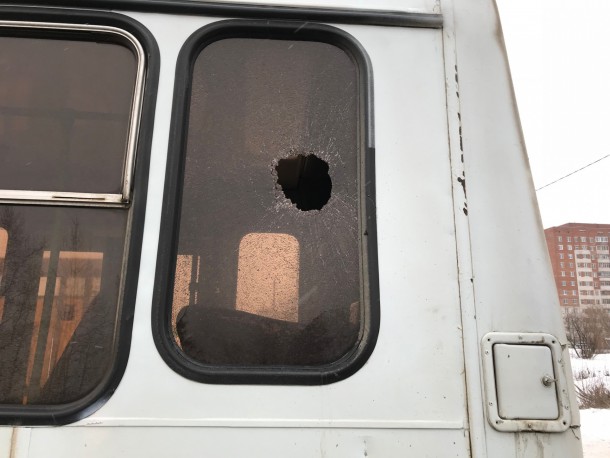 В ГИБДД выяснили, как кусок железа пробил окно автобуса в Сыктывкаре